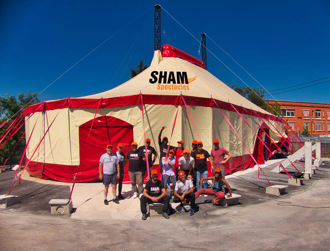 Équipe et chapiteau SHAM Spectacles